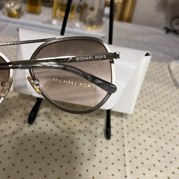 MICHAEL KORS Fashion Sunglasses with case - Picture 3 of 7